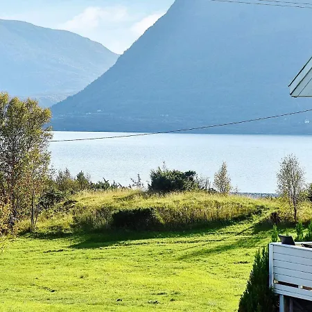 10 Person In Midsund