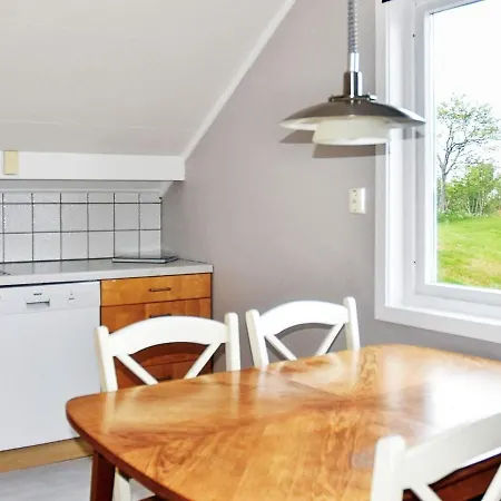 10 Person In * Midsund